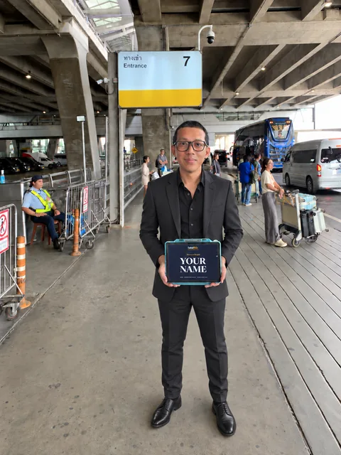 Illustration eines SabaiRide-Mitarbeiters mit Namensschild an Tür 7 in BKK.