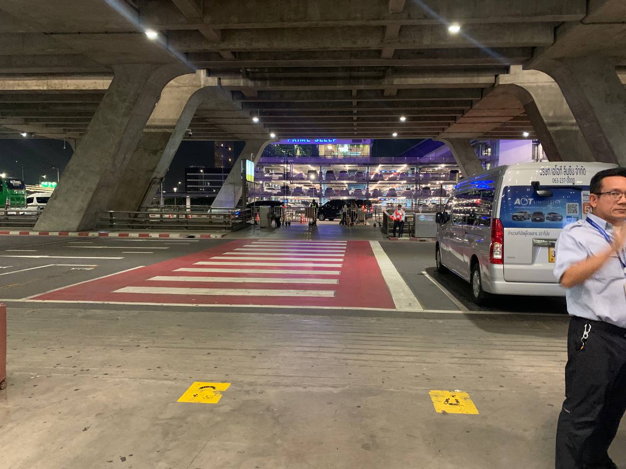 ทางม้าลายจาก arrival hall ไปขอบทางในจุดรับ