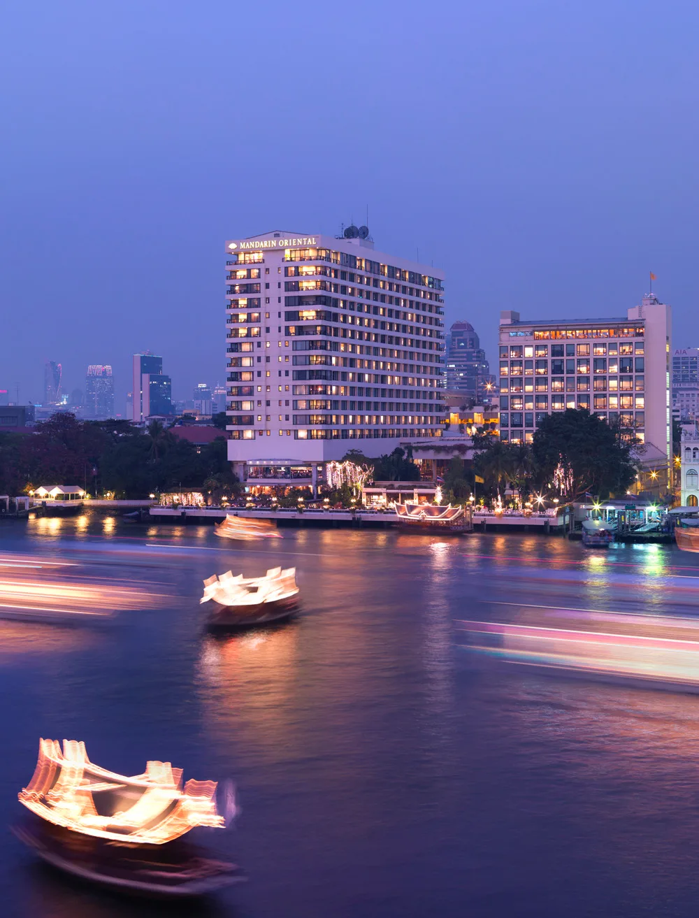 暮色中的 Mandarin Oriental Bangkok，坐落湄南河畔