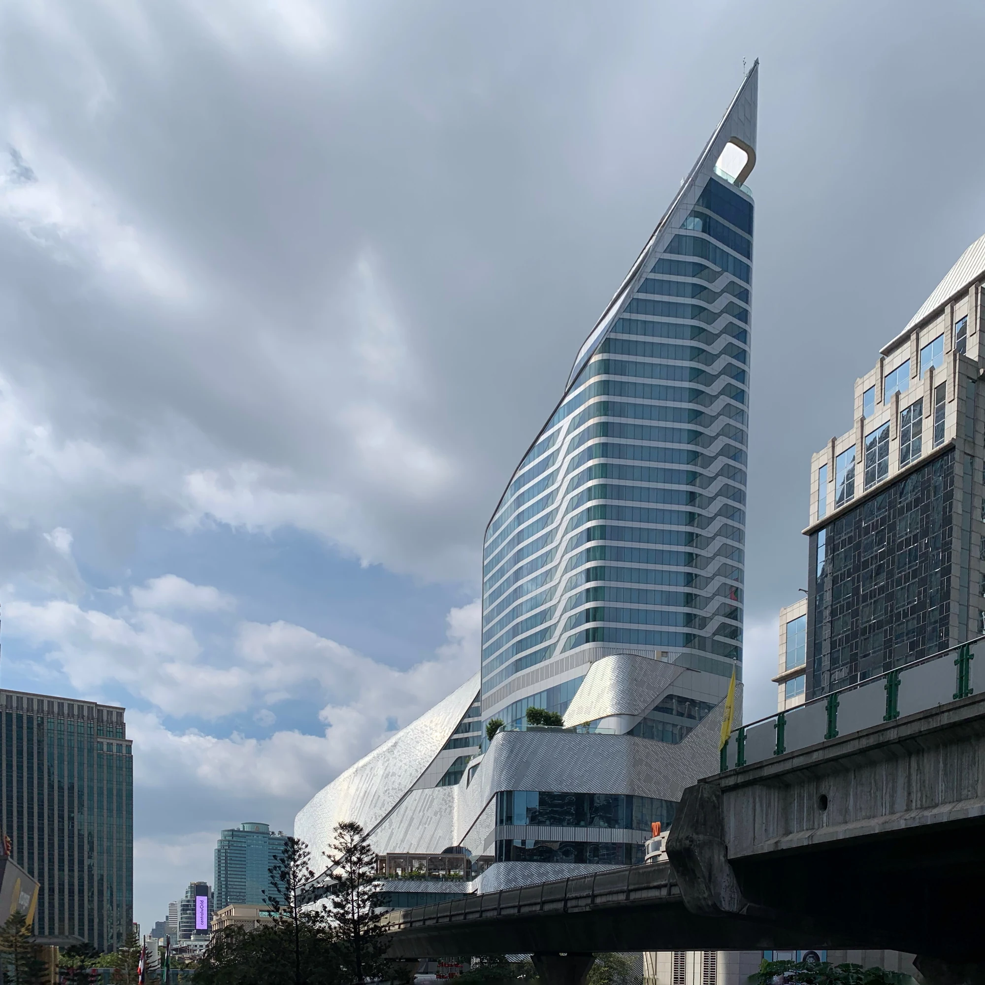 Turm des Park Hyatt Bangkok und silberne Fassade des Central Embassy bei Tageslicht