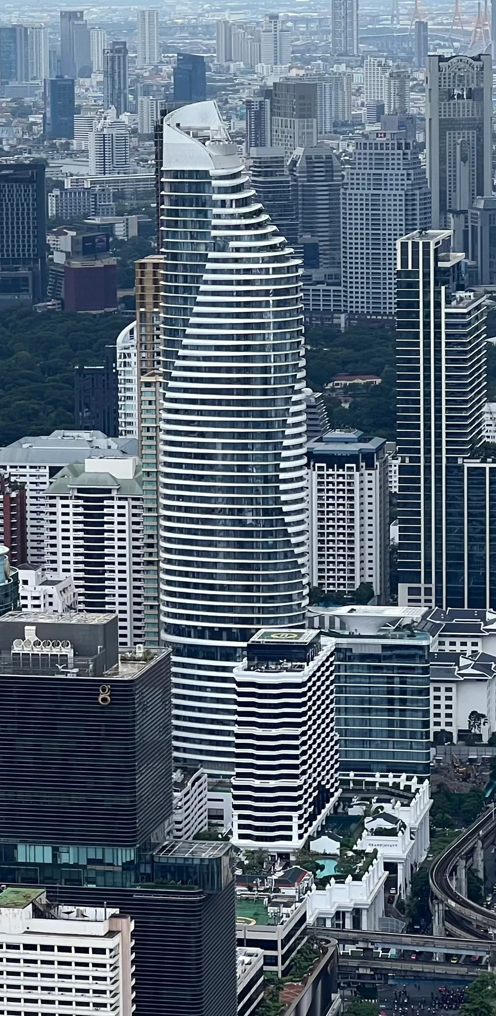 La torre curva Magnolias Ratchadamri, che ospita Waldorf Astoria Bangkok