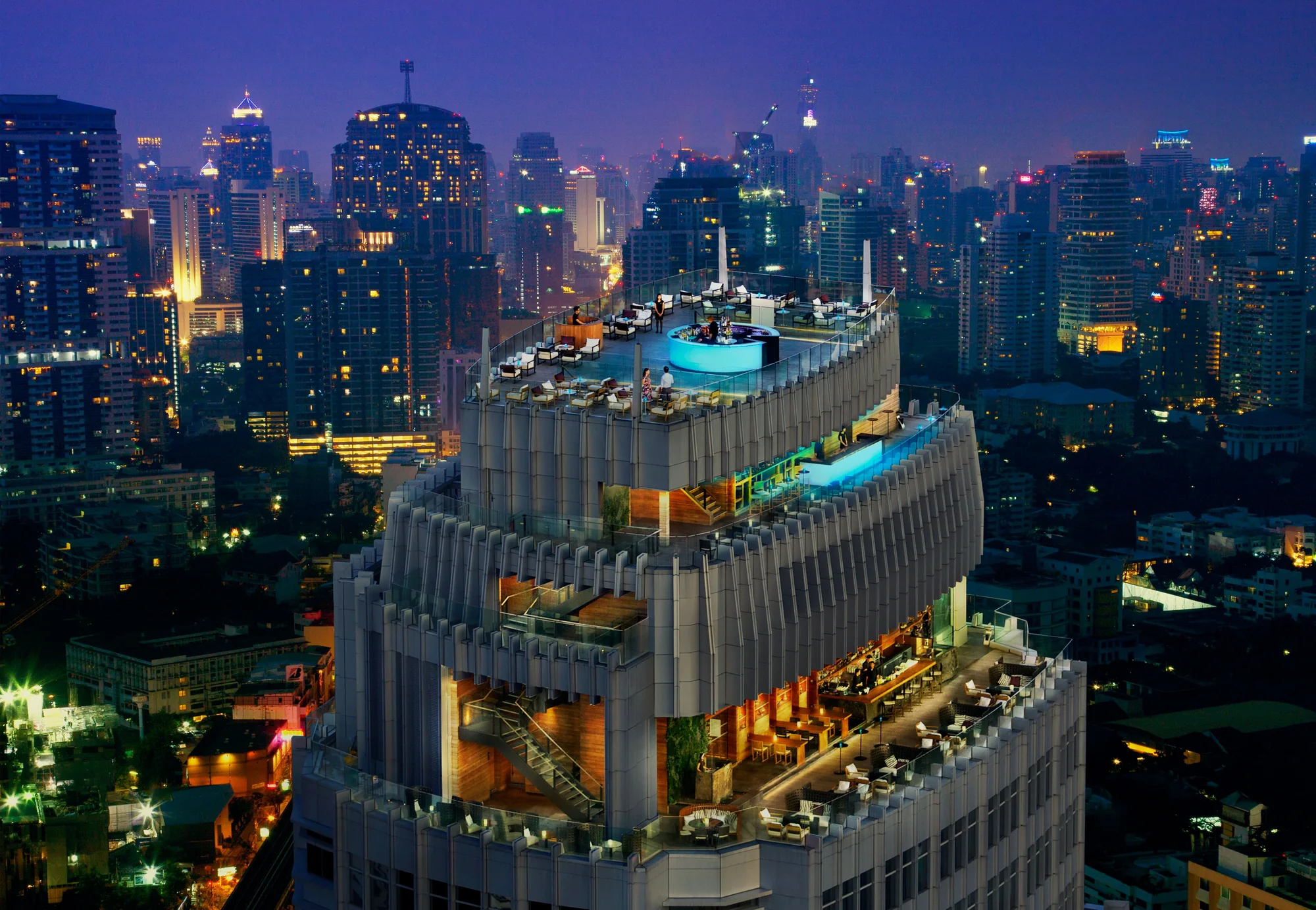 暮色中的 Bangkok Marriott Hotel Sukhumvit 高樓與頂樓露台,位於通羅一帶