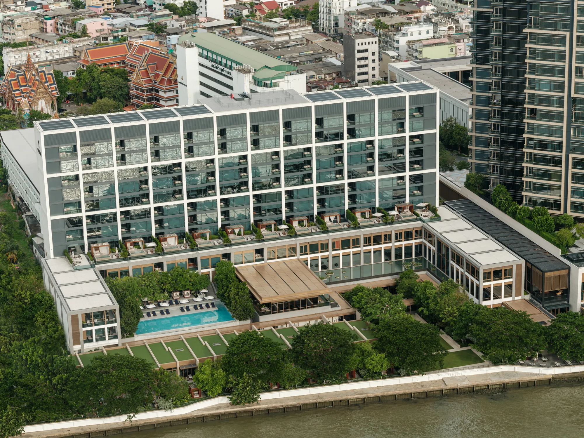 Luftaufnahme des Capella Bangkok und seiner Gärten am Ufer des Chao Phraya