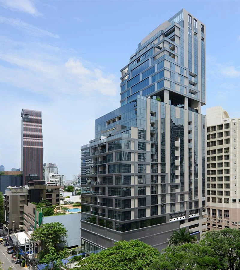 白天位於素坤逸20巷的 GM Estate Hotel and Executive Apartments,建築採階梯狀玻璃與灰色外牆