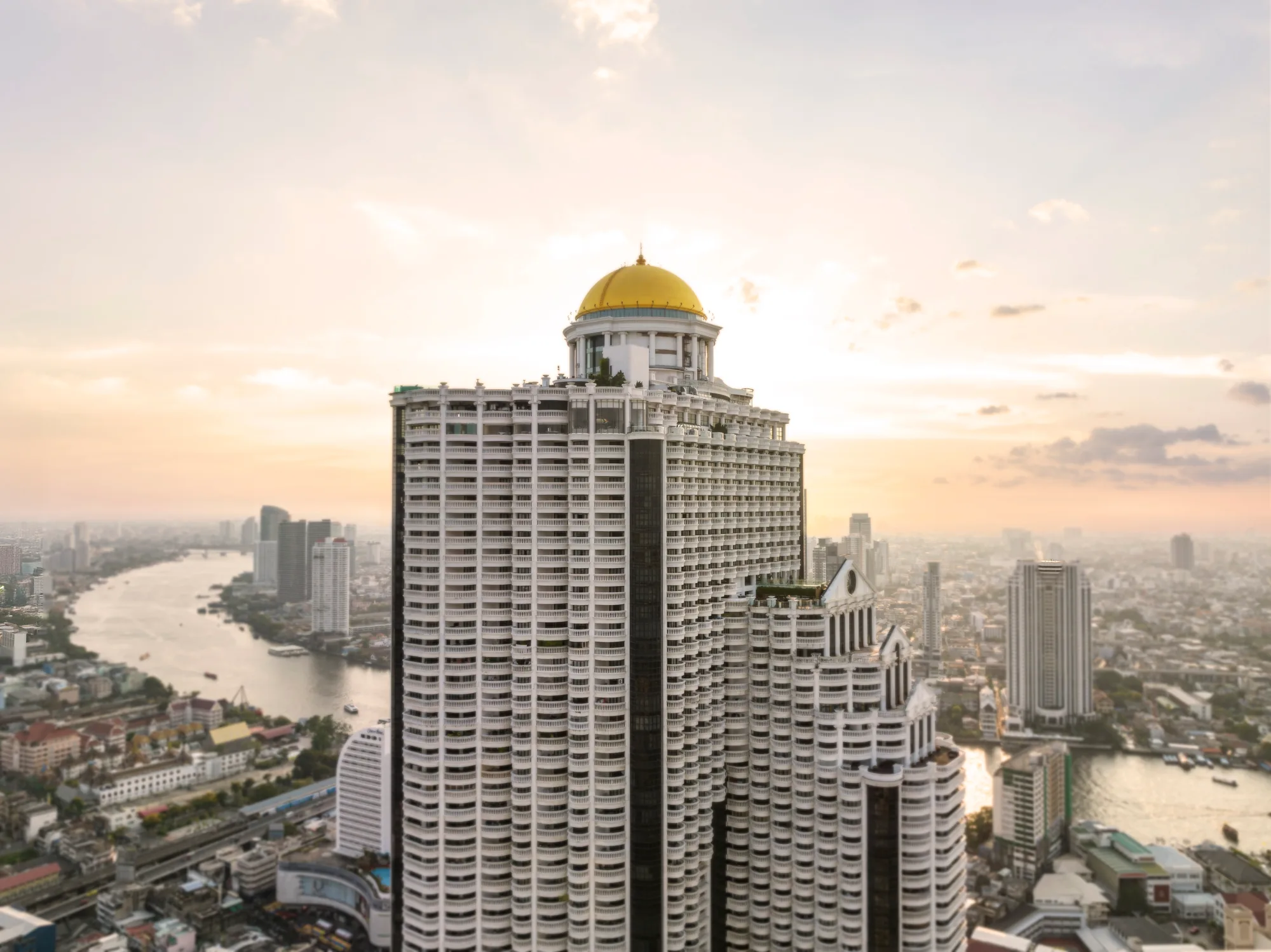 State Tower, Sitz des lebua, mit goldener Dachkuppel und geschwungenen Balkonen über dem Chao Phraya