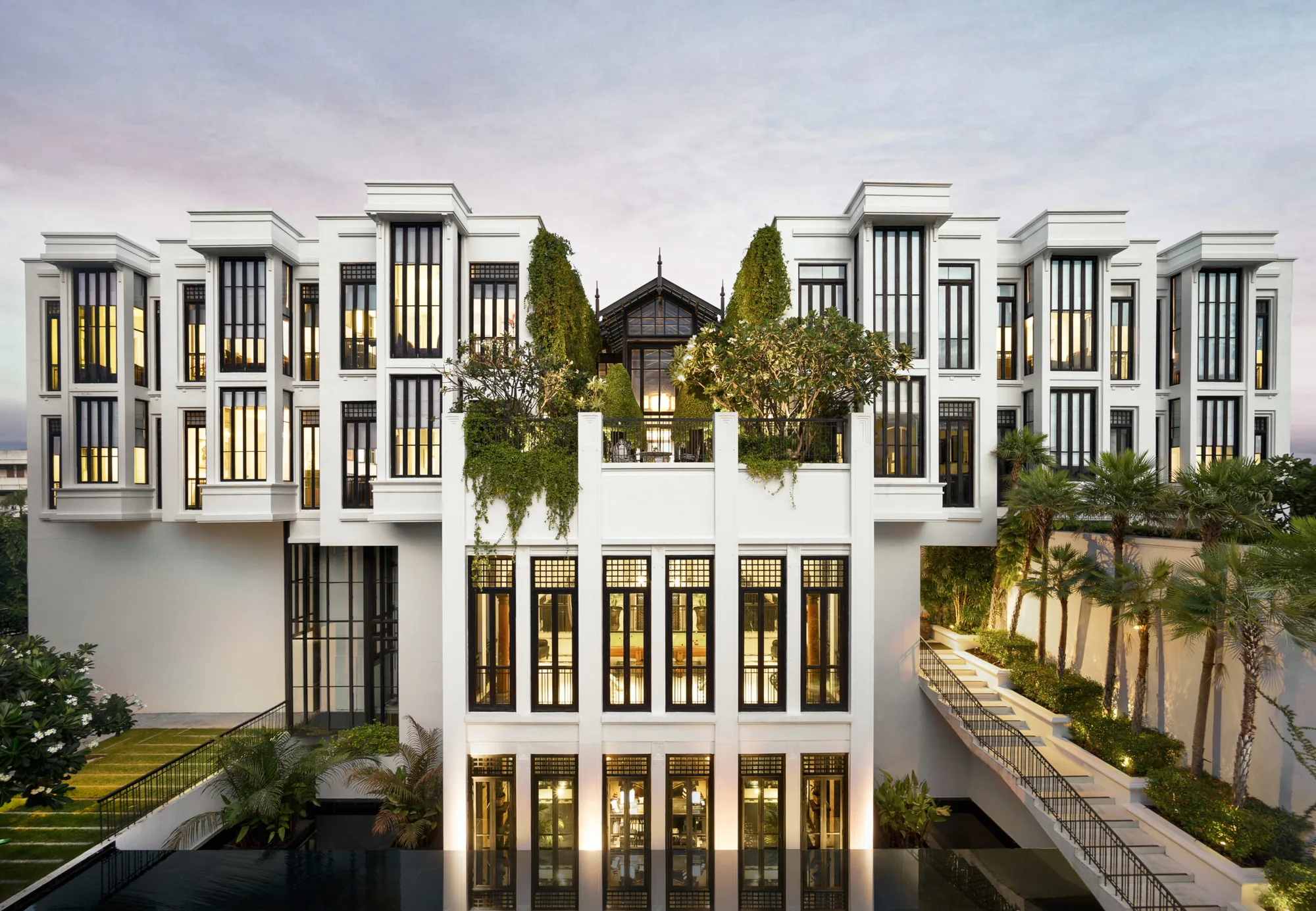 Le bâtiment principal du The Siam Bangkok, avec sa façade blanche et ses hautes fenêtres aux cadres noirs
