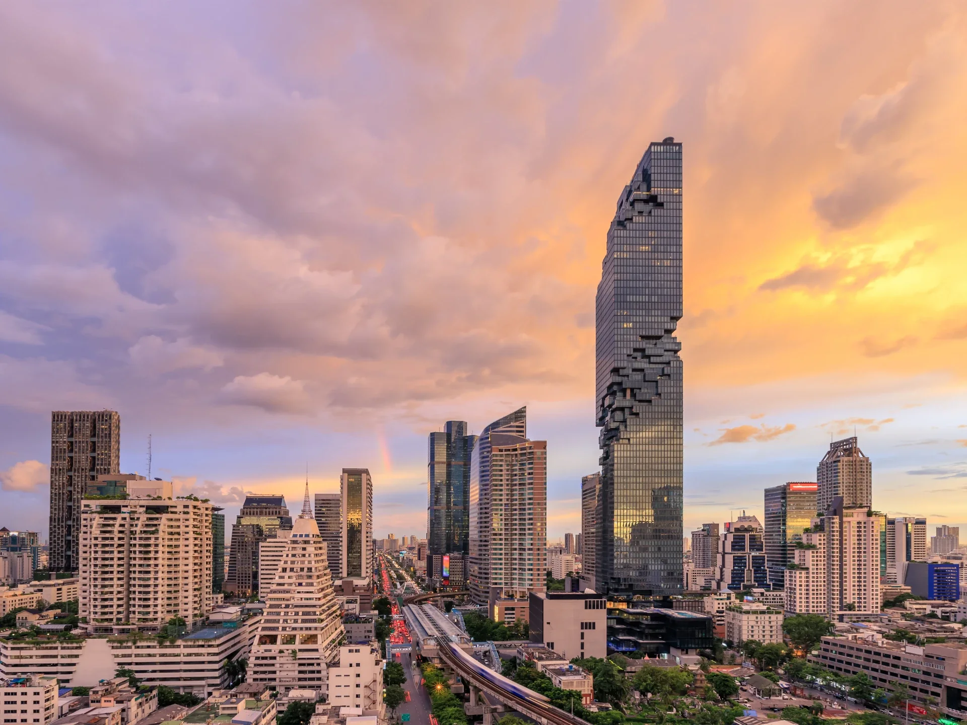 King Power Mahanakhon au coucher du soleil, la tour qui abrite The Standard, Bangkok Mahanakhon dans ses étages inférieurs